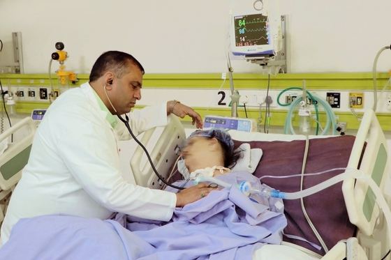 A consultant round at a patient's bedside